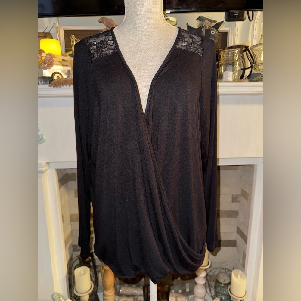 🖤Torrid cross front bubble bottom lace top blouse EUC pretty/sexy🖤